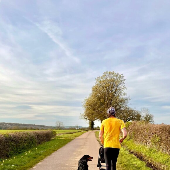 Camille Lacourt et Alice Detollenaere partent courir avec leur fils Marius.