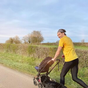 Camille Lacourt et Alice Detollenaere partent courir avec leur fils Marius.