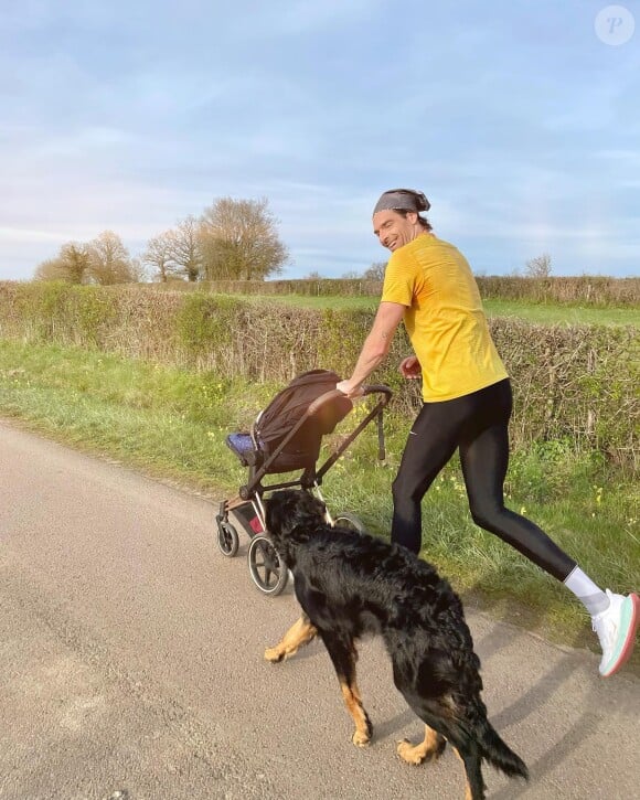 Camille Lacourt et Alice Detollenaere partent courir avec leur fils Marius.