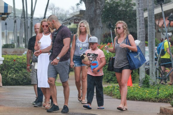 Britney Spears se promène sous la pluie avec ses fils Sean et Jayden Federline et des amis en vacances à Hawaii, le 7 août 2016