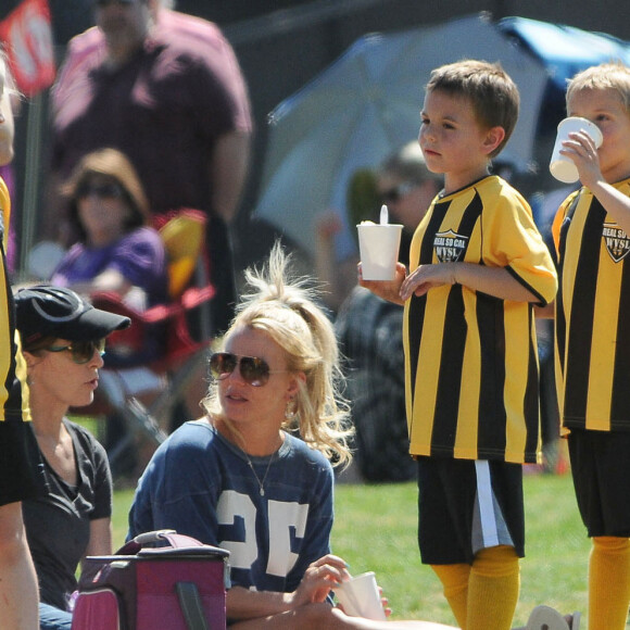 Britney Spears et ses enfants à un match de football lorsqu'ils étaient enfants
