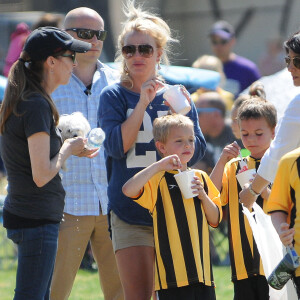 Britney Spears et ses enfants à un match de football lorsqu'ils étaient enfants