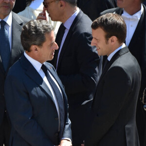 Nicolas Sarkozy et Emmanuel Macron lors de la cérémonie d'hommage national à Michel Rocard dans la cour d'honneur de l'Hôtel National des Invalides à Paris, le 7 juillet 2016.