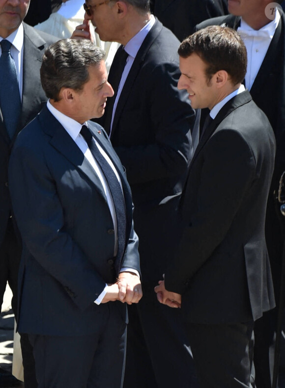 Nicolas Sarkozy et Emmanuel Macron lors de la cérémonie d'hommage national à Michel Rocard dans la cour d'honneur de l'Hôtel National des Invalides à Paris, le 7 juillet 2016.