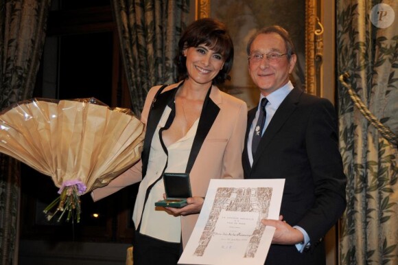 Inès de la Fressange a reçu la Médaille de Vermeil de la Ville de Paris le 22 janvier 2010. Ici, avec Bertrand Delanoë