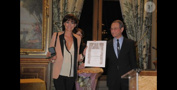 Inès de la Fressange a reçu la Médaille de Vermeil de la Ville de Paris le 22 janvier 2010. Ici avec Bertrand Delanoë