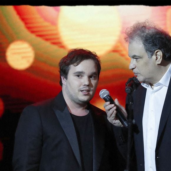 Raphaël Mezrahi, Jim Bauer lors de la soirée L'année de la déprime (et même un peu plus...) aux Folies Bergère à Paris le 29 novembre 2021. © Alain Guizard / Bestimage