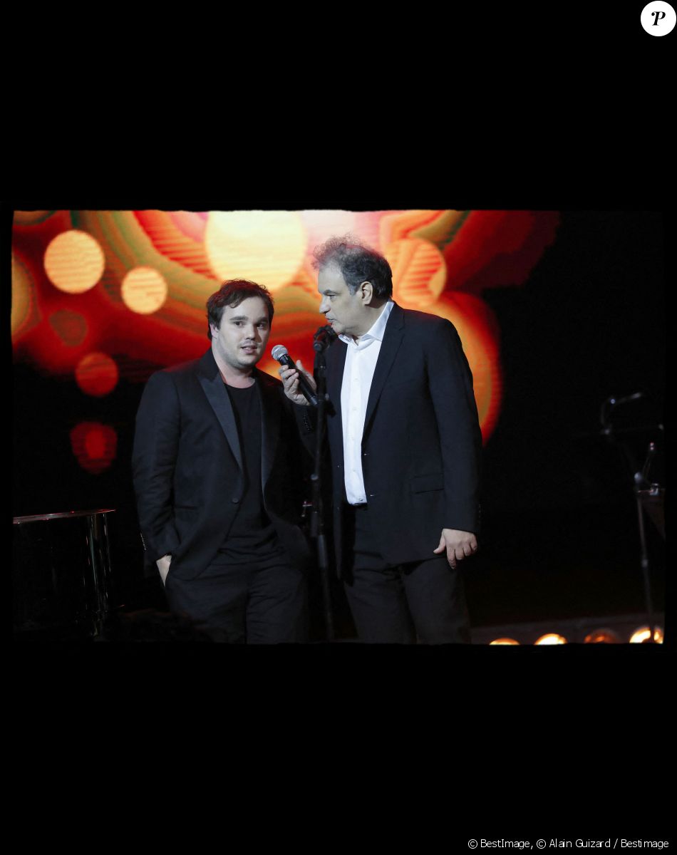 Raphaël Mezrahi, Jim Bauer lors de la soirée L'année de la déprime (et même un peu plus...) aux Folies Bergère à Paris le 29 novembre 2021. © Alain Guizard / Bestimage