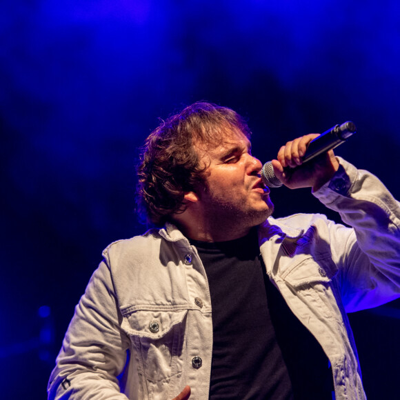 Exclusif - Le chanteur Jim Bauer finaliste de la dixième saison The Voice lors de leur tournée d'été 2021 à Sanary-sur-Mer, France, le 10 août 2021. © Patrick Carpentier/Bestimage