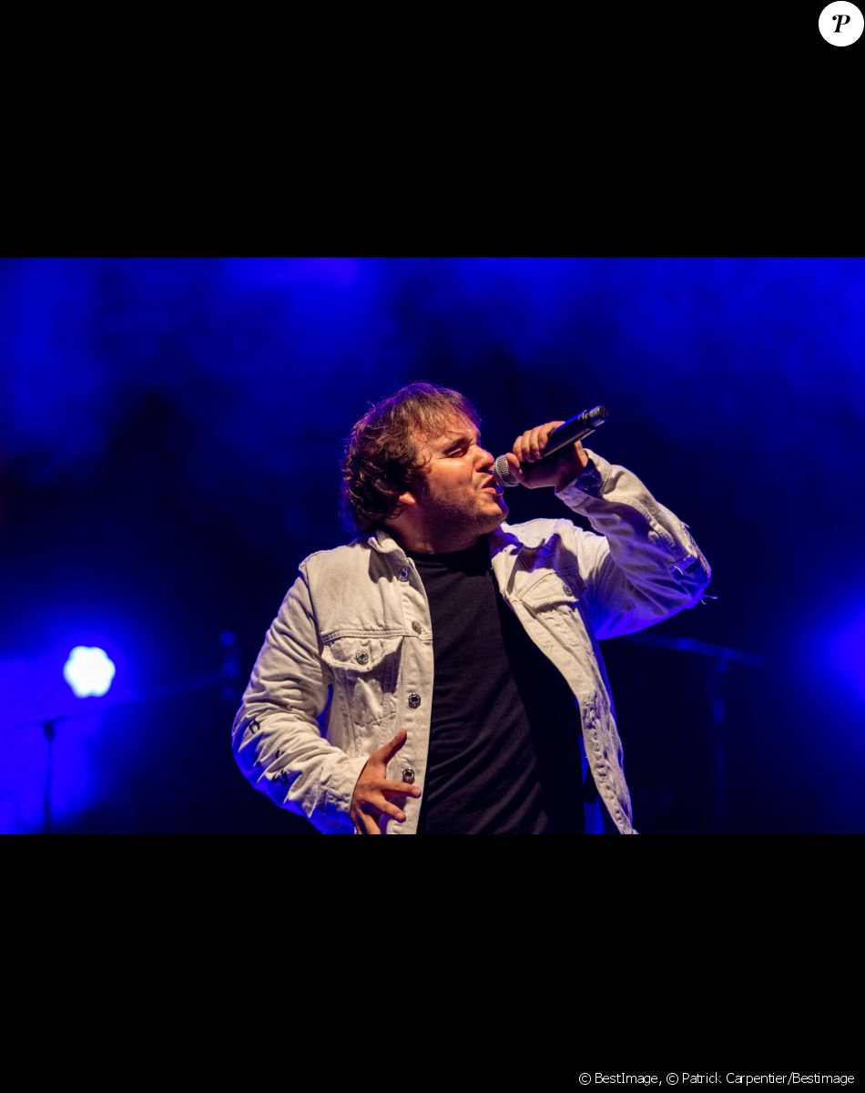 Exclusif - Le chanteur Jim Bauer finaliste de la dixième saison The Voice lors de leur tournée d'été 2021 à Sanary-sur-Mer, France, le 10 août 2021. © Patrick Carpentier/Bestimage