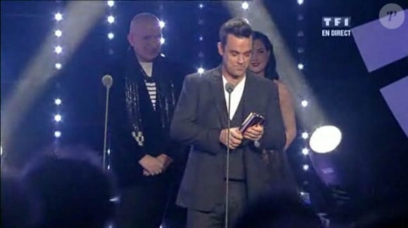 Dita von Teese et Jean-Paul Gaultier remettent le prix de l'artiste international de l'année à Robbie Williams !