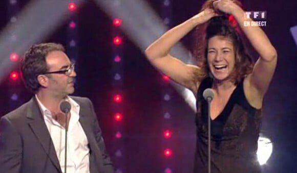 Bruno Solo et Virginie Hocq remettent le prix de l'artiste féminine de l'année à Sofia Essaïdi !