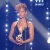Kelly Rowland et Pete Wentz remettent le prix de l'artiste féminine internationale de l'année à Rihanna !