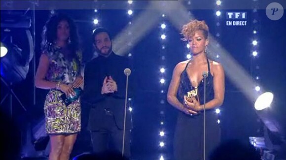 Kelly Rowland et Pete Wentz remettent le prix de l'artiste féminine internationale de l'année à Rihanna !