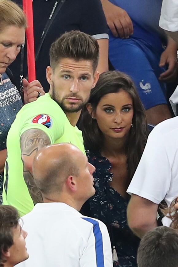 Benoît Costil à nouveau très proche de Malika Ménard à la fin du match de l'UEFA Euro 2016 Allemagne-France au stade Vélodrome à Marseille, France le 7 juillet 2016.