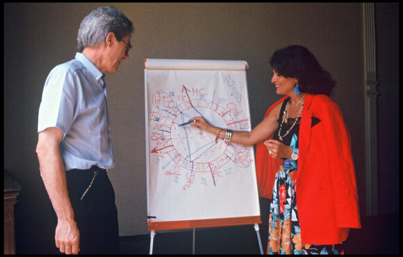 Archives - Elizabeth Teissier fait une démonstration de cours d'astrologie en 1987.