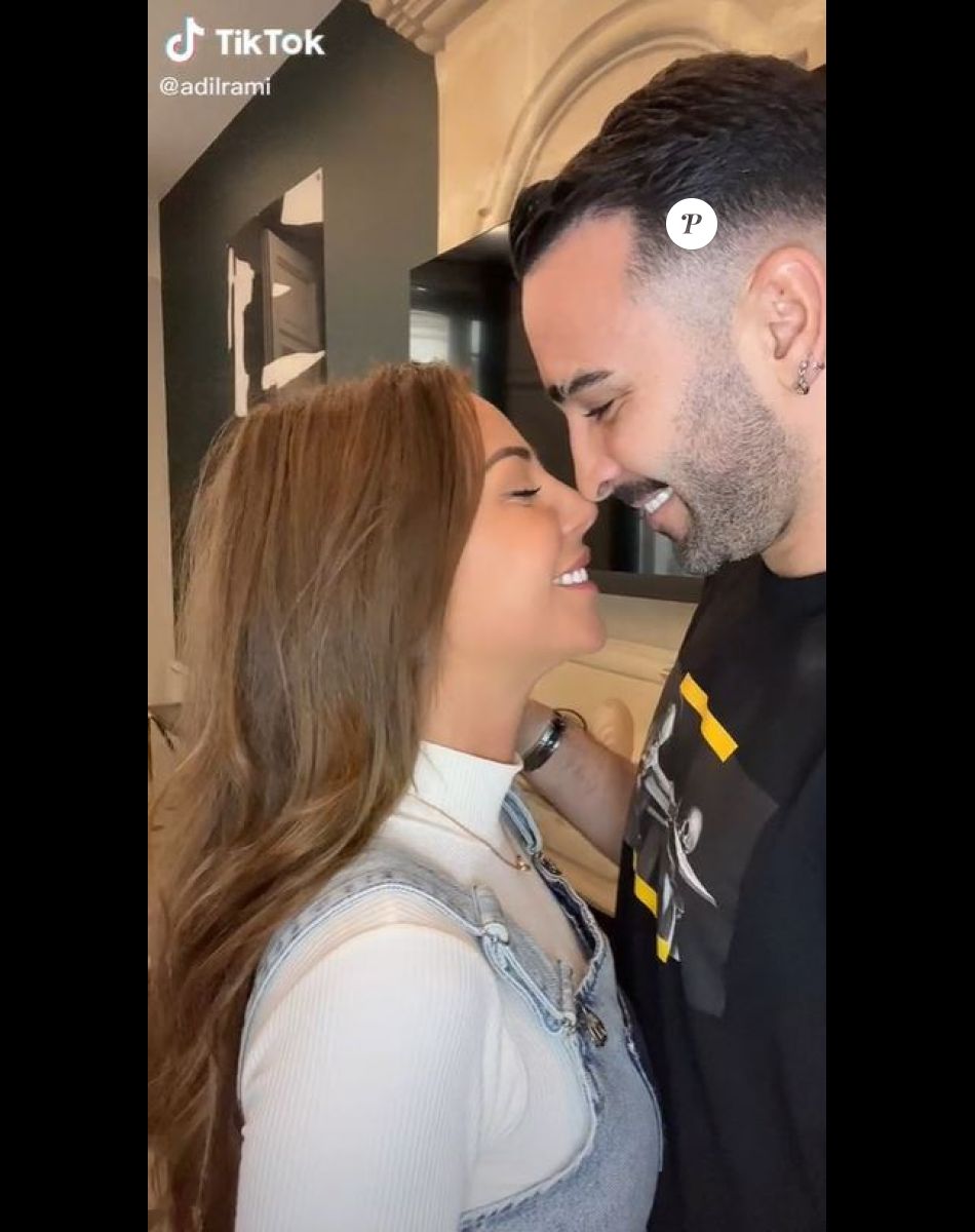 Adil Rami en couple avec Léna, vue dans "Les Marseillais" ou "Les Princes de l'amour"