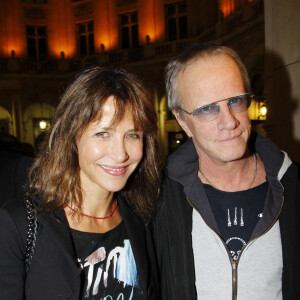Sophie Marceau et Christophe Lambert à la générale de la pièce "Comme s'il en pleuvait" au théâtre Edouard VII à Paris.