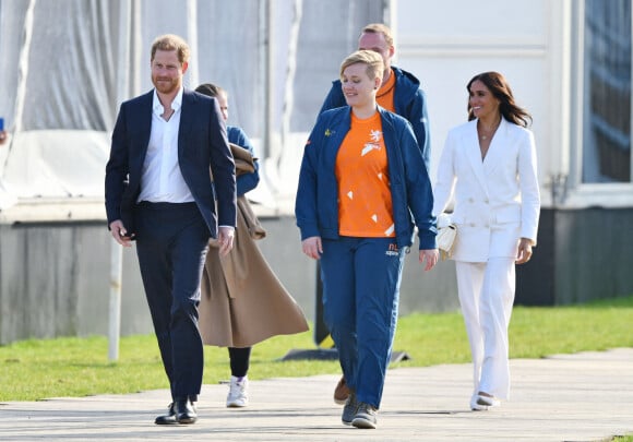 Le prince Harry, duc de Sussex, et Meghan Markle, duchesse de Sussex assistent à un engagement à la veille des Jeux Invictus 2020 aux Pays-Bas, à La Haye, le 15 avril 2022. 