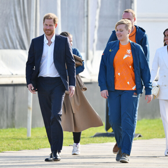 Le prince Harry, duc de Sussex, et Meghan Markle, duchesse de Sussex assistent à un engagement à la veille des Jeux Invictus 2020 aux Pays-Bas, à La Haye, le 15 avril 2022. 