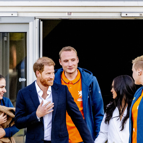 Le prince Harry, duc de Sussex, et Meghan Markle, duchesse de Sussex assistent à un engagement à la veille des Jeux Invictus 2020 aux Pays-Bas, à La Haye, le 15 avril 2022. 