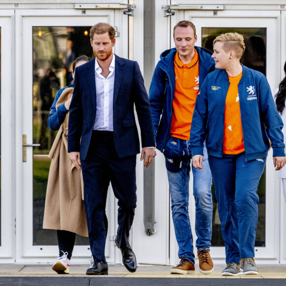 Le prince Harry, duc de Sussex, et Meghan Markle, duchesse de Sussex assistent à un engagement à la veille des Jeux Invictus 2020 aux Pays-Bas, à La Haye, le 15 avril 2022. 