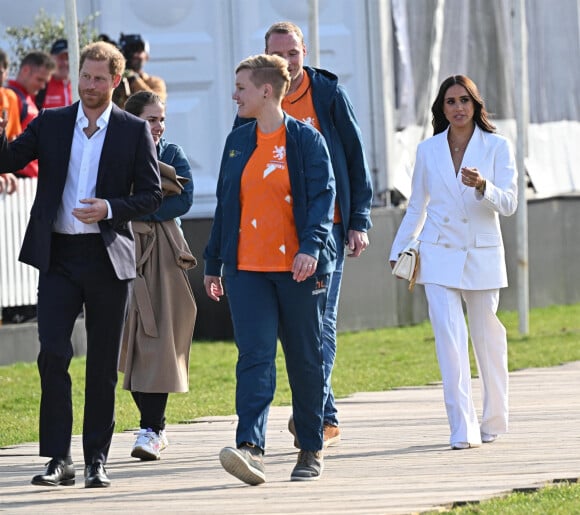 Le prince Harry, duc de Sussex, et Meghan Markle, duchesse de Sussex assistent à un engagement à la veille des Jeux Invictus 2020 aux Pays-Bas, à La Haye, le 15 avril 2022. 