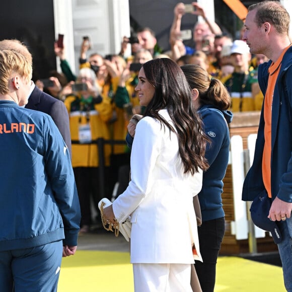 Le prince Harry, duc de Sussex, et Meghan Markle, duchesse de Sussex assistent à un engagement à la veille des Jeux Invictus 2020 aux Pays-Bas, à La Haye, le 15 avril 2022. 