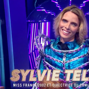 Sylvie Tellier balance sur Kev Adams sur le plateau de "Mask Singer"