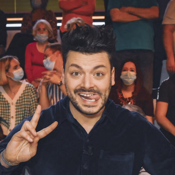 Exclusif - Kev Adams sur le plateau de l'émission TPMP (Touche pas à mon poste) diffusée en direct sur la chaine C8 le 15 février 2022. © Jack Tribeca / Bestimage 