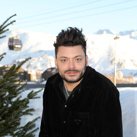 Kev Adams au photocall du film "Maison de retraite" lors de la 25ème édition du Festival international du film de comédie de l'Alpe d'Huez, France, le 22 janvier 2022. © Dominique Jacovides/Bestimage 