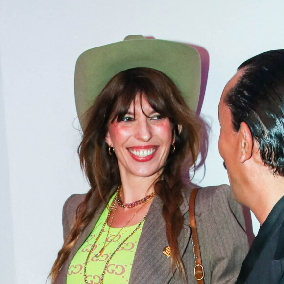 Lou Doillon (enceinte) et Haider Ackerman - People au dîner de l'association AEM (Un Avenir pour les Enfants du Monde), au profit des enfants du Rwanda, au Pavillon Ledoyen à Paris. Le 24 mars 2022 © Borde-Rindoff / Bestimage 