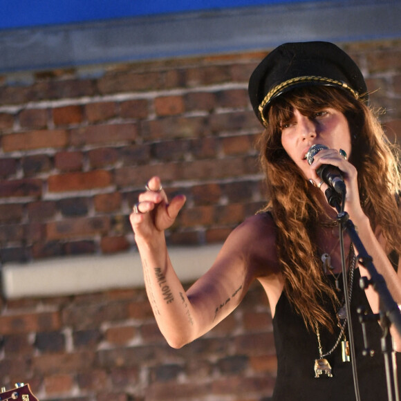 Exclusif - Lou Doillon en concert lors de la soirée de présentation de la nouvelle plateforme de marque "Génération IKKS" et de la première capsule iconique "La Leather Story" sur les toits de la capitale, rue d'Abbeville, à Paris. Le 8 septembre 2021 © Rachid Bellak / Bestimage 