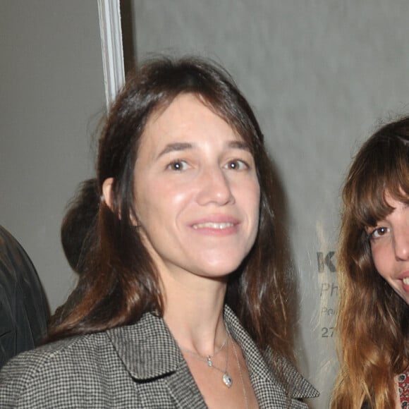 Lou Doillon et Charlotte Gainsbourg - Inauguration de la galerie cinema de Anne Dominique Toussaint et vernissage de l'exposition " Point of View " de Kate Barry. Paris, le 25 septembre 2013. 