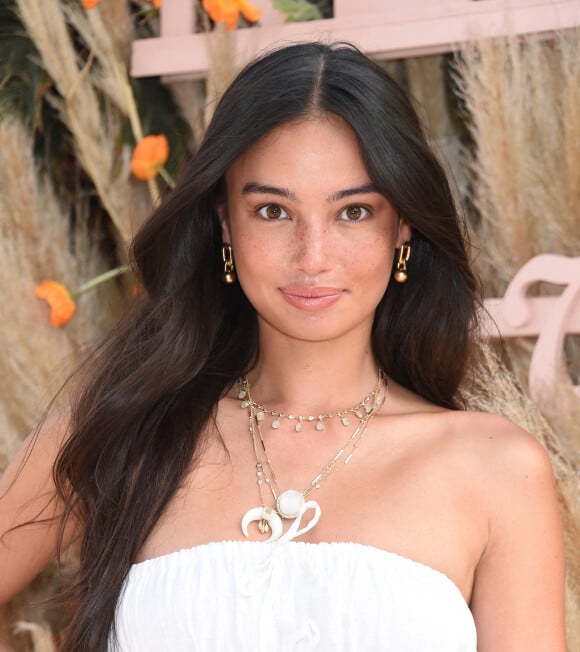 Kelsey Merritt au photocall du festival "Revolve 2022" à La Quinta, le 16 avril 2022. 