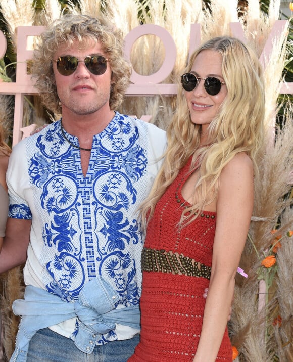 Peter Dundas et Poppy Delevingne au photocall du festival "Revolve 2022" à La Quinta, le 16 avril 2022. 