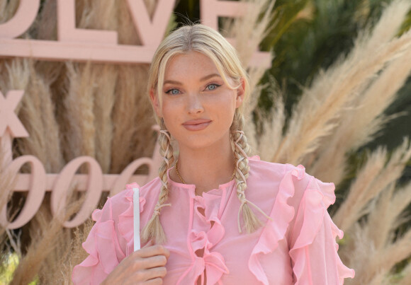 Elsa Hosk au photocall du festival "Revolve 2022" à La Quinta, le 16 avril 2022. 