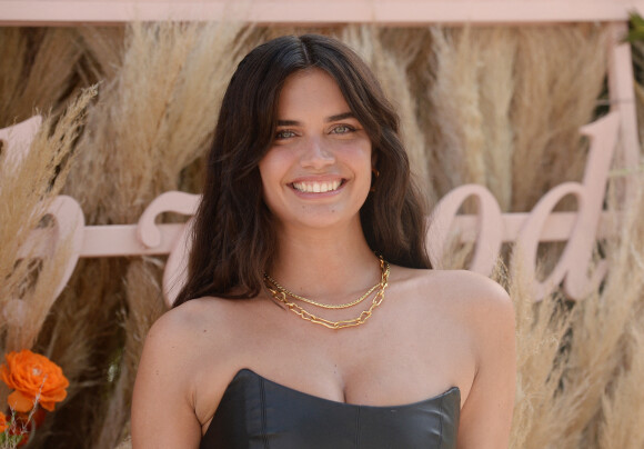 Sara Sampaio au photocall du festival "Revolve 2022" à La Quinta, le 16 avril 2022. 