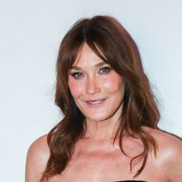 Semi-Exclusif - Carla Bruni-Sarkozy (Habillée en Céline) - People au dîner de l'association AEM (Un Avenir pour les Enfants du Monde), au profit des enfants du Rwanda, au Pavillon Ledoyen à Paris. Le 24 mars 2022 © Borde-Rindoff / Bestimage 