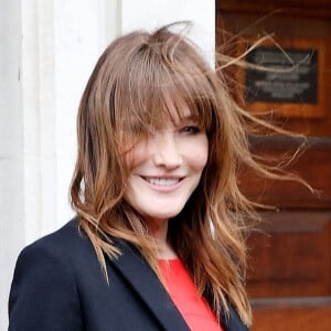 Carla Bruni-Sarkozy arrive au "Burberry Fashion Showcase" à Londres, le 11 mars 2022. 