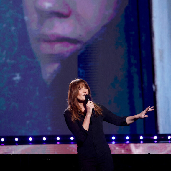 Semi Exclusif - Carla Bruni - Sarkozy - Emission spéciale "Unis pour l'Ukraine" à la Maison de la Radio et de la Musique, diffusée en direct sur France 2 et présentée par Nagui et Leïla.Kaddour à Paris le 8 mars 2022. © Cyril Moreau / Jack Tribeca / Bestimage