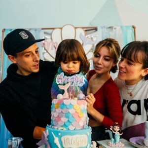 Alizée avec ses filles Maggy et Annily et son mari Grégoire Lyonnet pour les 2 ans de Maggy en novembre 2021.