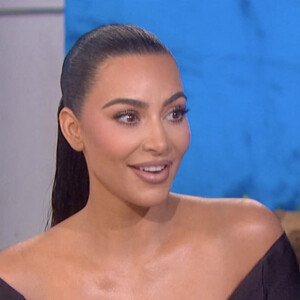 Kim Kardashian dit à Ellen DeGeneres qu'elle soutient la romance de sa s?ur Kourtney et Travis Barker en déclarant : "J'aime leur relation", sur le Ellen Show 