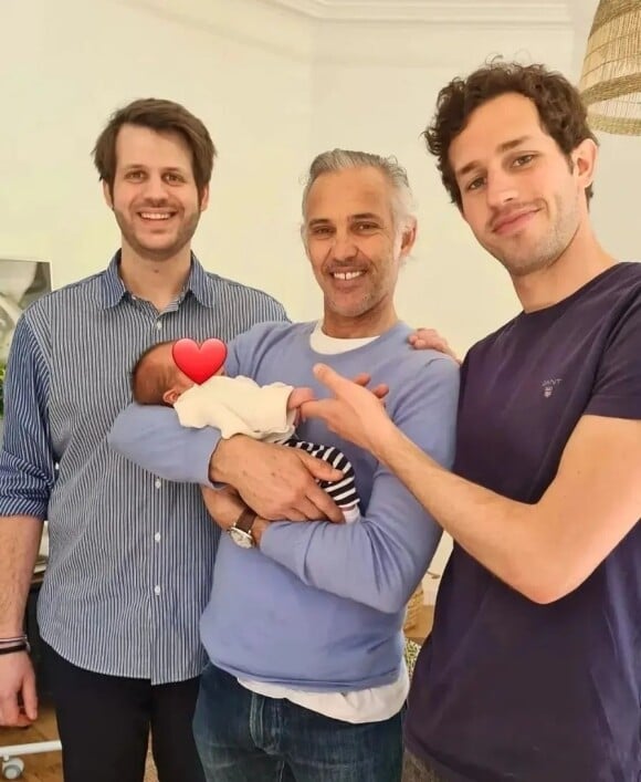 Alessandro Belmondo avec son fils Mahé, son papa Paul Belmondo et son petit frère Victor Belmondo. Pâques, avril 2022.