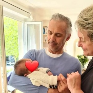 Paul et Luana Belmondo avec leur petit-fils Mahé pour Pâques. Avril 2022.