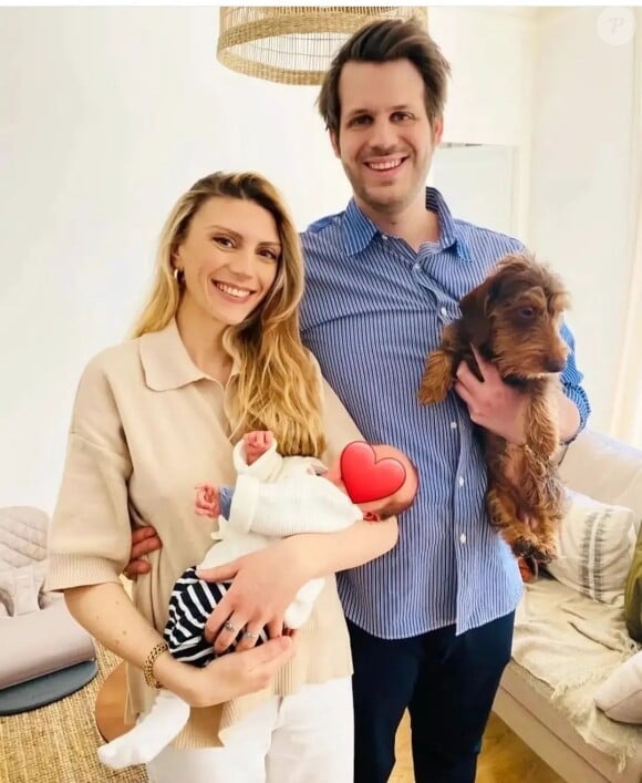 Méliné Ristiguian avec son compagnon Alessandro Belmondo, leur fils Mahé et leur chien pour Pâques, avril 2022.