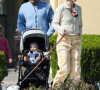 Ewan McGregor et sa compagne Mary Elizabeth Winstead vont déjeuner avec leurs enfants à Calabasas le 7 mars 2022.