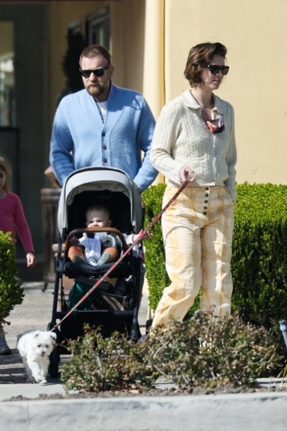 Ewan McGregor et sa compagne Mary Elizabeth Winstead vont déjeuner avec leurs enfants à Calabasas le 7 mars 2022.