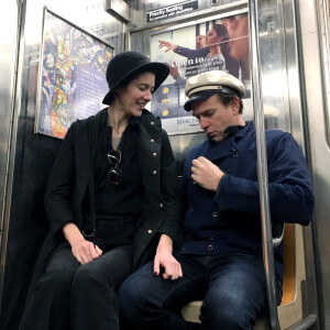 Ewan McGregor et sa compagne Mary Elizabeth Winstead prennent le métro en amoureux à New York le 7 mars 2020. 