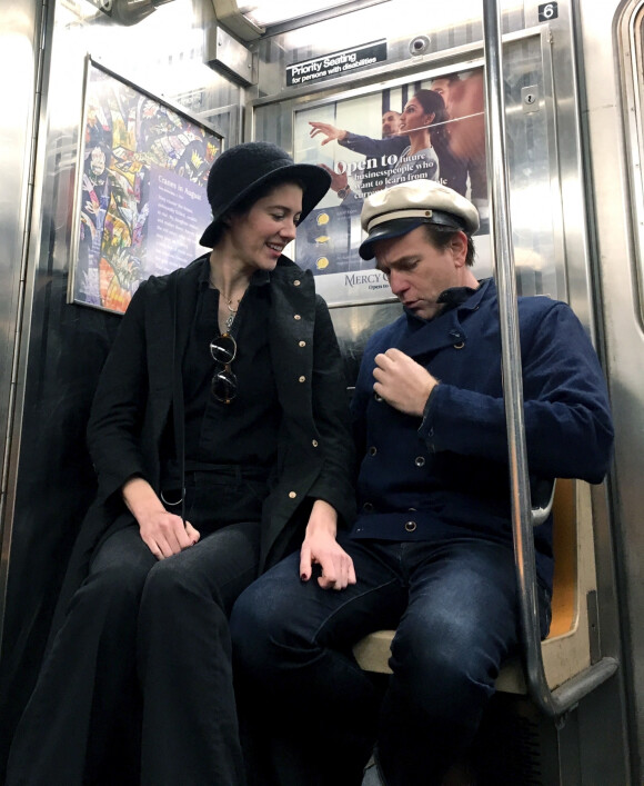 Ewan McGregor et sa compagne Mary Elizabeth Winstead prennent le métro en amoureux à New York le 7 mars 2020. 